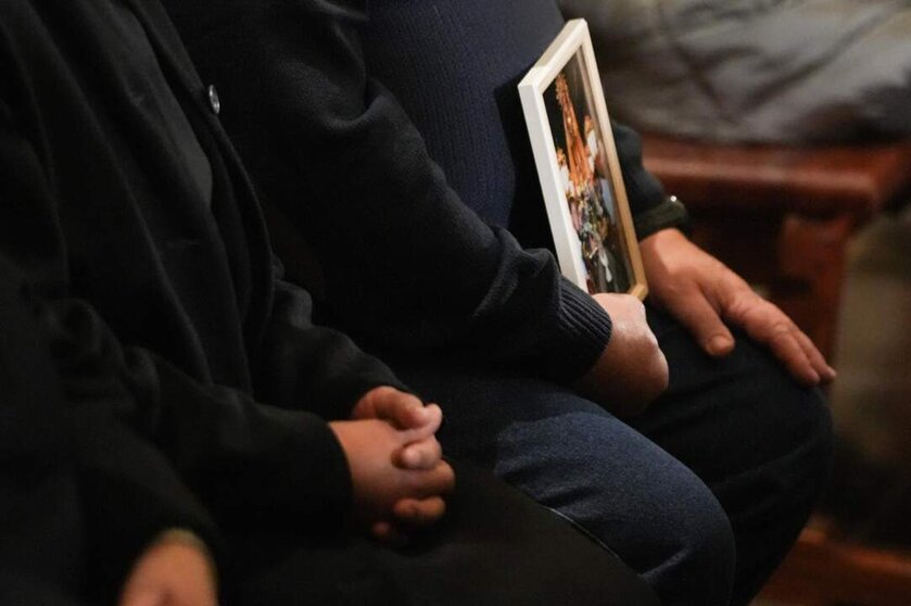  Un hombre sujeta una imagen durante la misa funeral por los fallecidos en las inundaciones provocadas por la DANA, en la Catedral de Valencia, a 9 de diciembre de 2024, en Valencia - Jorge Gil - Europa Press 