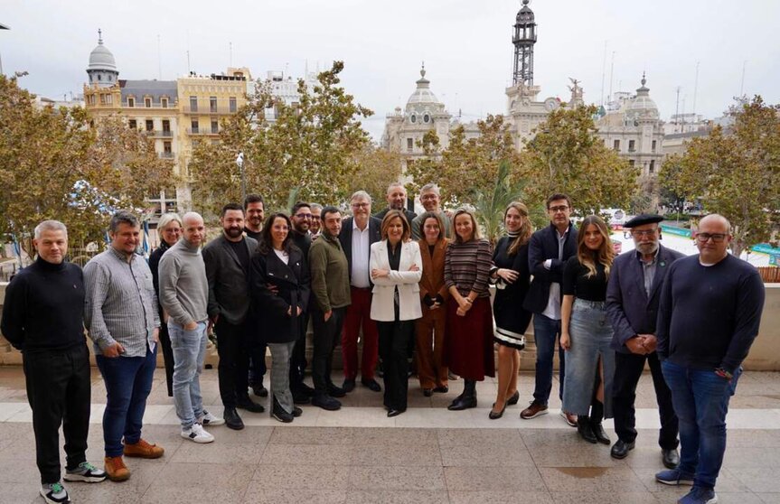  La alcaldesa de Valencia, María José Catalá junto a los valencianos premiados en la Green Guide, en el Ayuntamiento de Valencia - Eduardo Manzana - Europa Press 