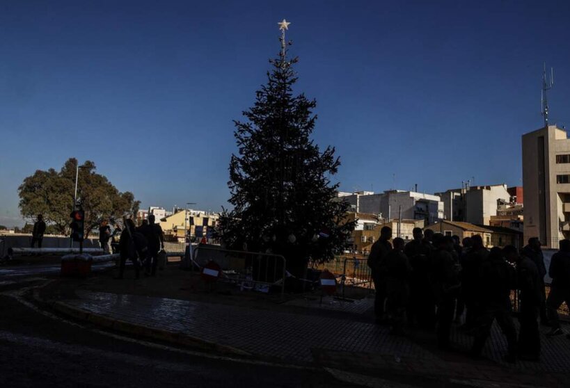  Un abeto de Navidad en las inmediaciones del barranco del Poyo, a 13 de diciembre de 2024, en Paiporta, Valencia, Comunidad Valenciana (España). - Rober Solsona - Europa Press 