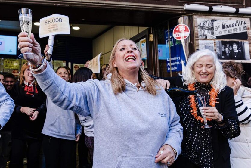  Archivo - Agraciados con el ‘Primer Premio’ del Sorteo Extraordinario de Lotería de Navidad 2023 correspondiente al número 88008 celebran su suerte en la administración Doña Manolita, a 22 de diciembre de 2023, en Madrid (España). Hoy se celebra el Sorteo - Carlos Luján - Europa Press - Archivo 