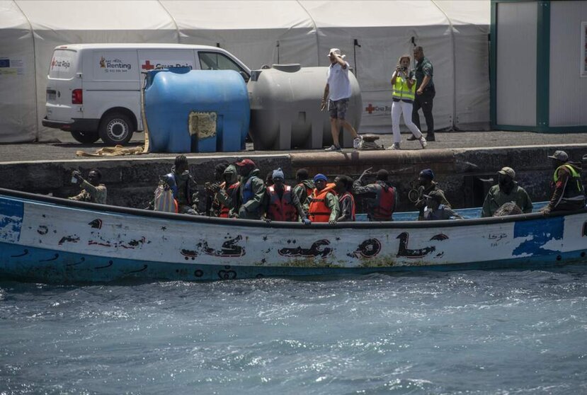  Archivo - Los servicios sanitarios atienden a las personas que viajaban en un cayuco a su llegada al puerto de La Restinga, a 18 de agosto de 2024, en El Hierro, Canarias (España). - Antonio Sempere - Europa Press - Archivo 