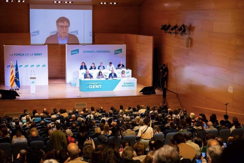  El presidente de Junts, Carles Puigdemont, en intervención telemática ante el Consell Nacional de su partido reunido en Vila-seca (Tarragona), a 14 de diciembre de 2024 - JUNTS | EP 