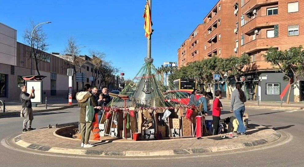  Vecinos de Aldaia improvisan un árbol de Navidad, en una rotonda destrozada por la dana - AYUNTAMIENTO DE ALDAIA 