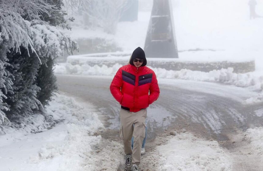  Una persona pasea por la nieve, a 9 de diciembre de 2024, en Pedrafita do Cebreiro, Lugo, Galicia (España). - Carlos Castro - Europa Press 