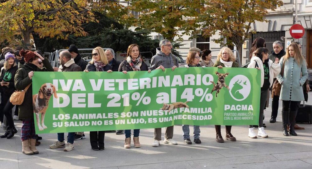  Manifestantes durante la concentración de PACMA por la bajada del IVA veterinario, frente al Congreso de los Diputados, a 17 de diciembre de 2024, en Madrid (España). - Alejandro Martínez Vélez - Europa Press 