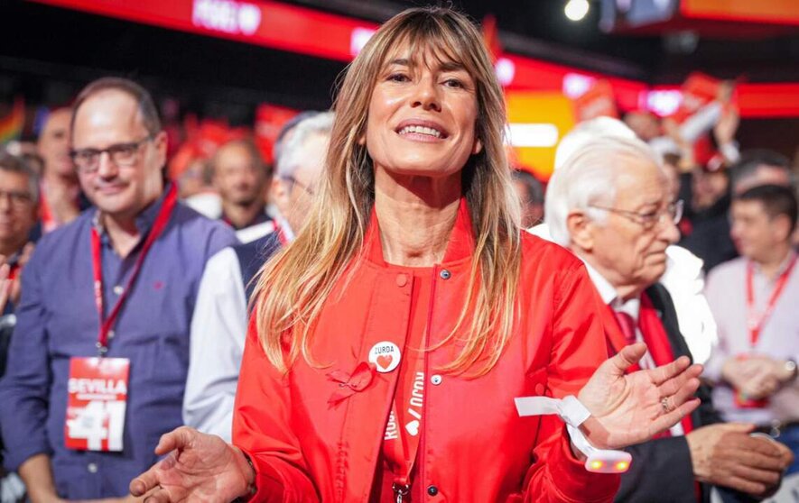  La esposa del presidente del gobierno Begoña Gómez durante la clausura del 41º Congreso Federal del PSOE en el Palacio de Congresos y Exposiciones. - Francisco J. Olmo - Europa Press 