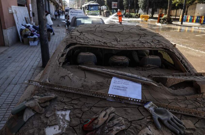  Un coche cubierto de barro, a 28 de noviembre de 2024, en Paiporta, Valencia (Comunidad Valenciana) - Rober Solsona - Europa Press 