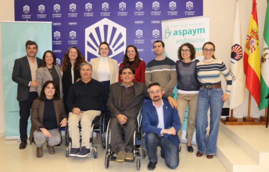  Representantes de ASPAYM Andalucía y de la UCO en la presentación del informe. 