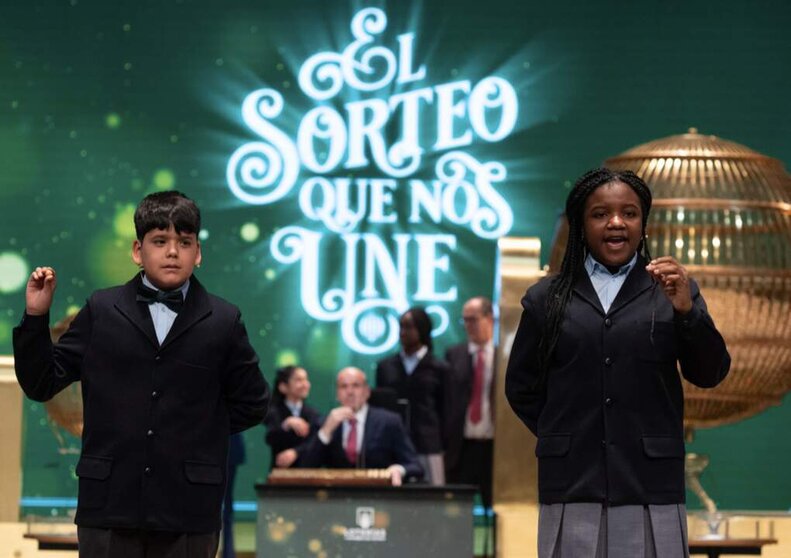  Archivo - Yesica Paola Valencia y Francisco Moreno cantan el segundo premio, el número 58303, durante el Sorteo Extraordinario de la Lotería de Navidad 2023 en el Teatro Real de Madrid, a 22 de diciembre de 2023, en Madrid (España). El sorteo se celebra e - Eduardo Parra - Europa Press - Archivo 