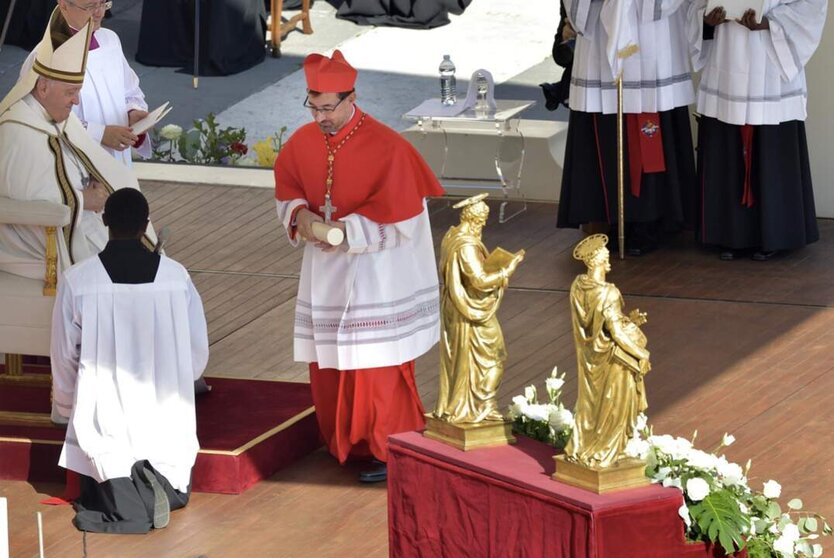  Archivo - El Papa Francisco (i) nombra cardenal al arzobispo de Madrid, Jose Cobo (d) en la basílica vaticana de San Pedro, a 30 de septiembre de 2023, en Roma, (Italia). - Stefano Spaziani - Europa Press - Archivo 