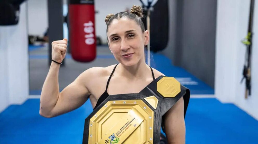  Isabel Calvo con su título de MMA 