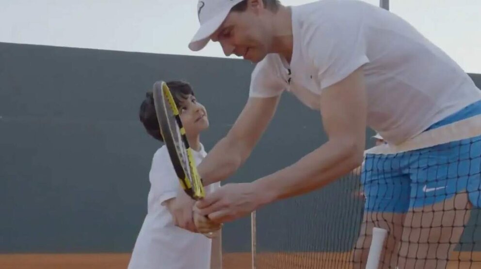  Rafa Nadal enseñando tenis en Abu Dabi 