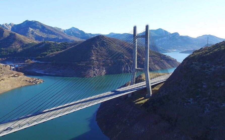  Viaducto de Fernández Casado en la AP-66 en una imagen de archivo. - MITMA 