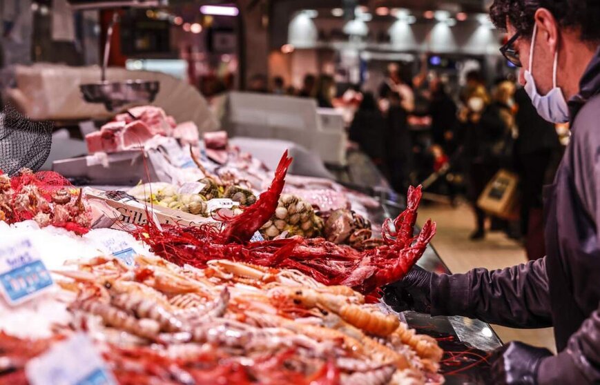  Archivo - Un vendedor en un puesto de marisco, en el Mercado Central de Valencia - Rober Solsona - Europa Press - Archivo 