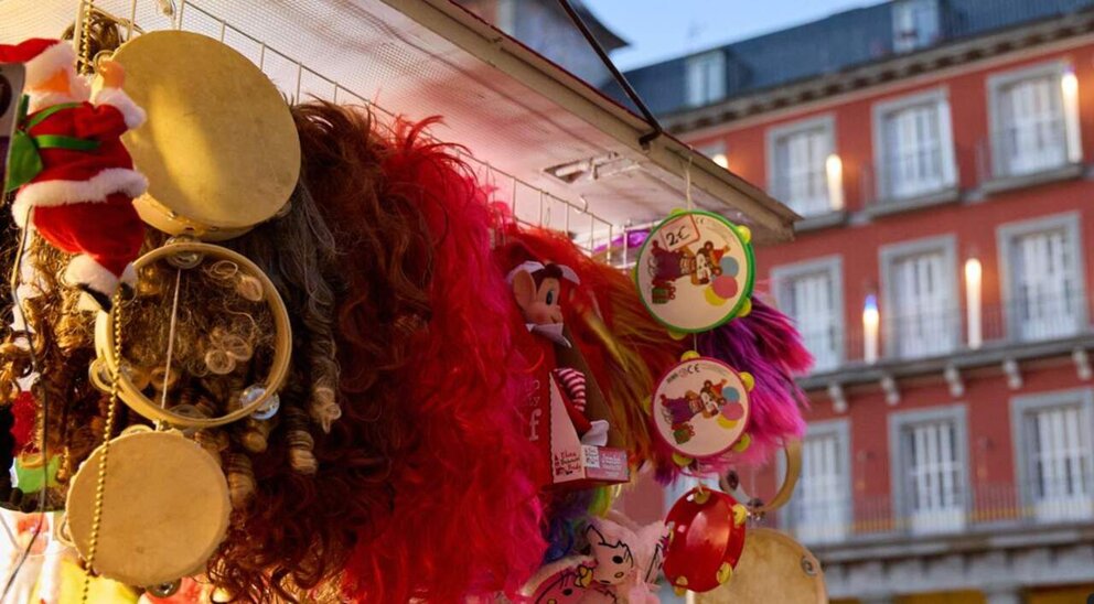  Varias personas en el mercadillo navideño de la Plaza Mayor, a 19 de diciembre de 2024, en Madrid (España). - Jesús Hellín - Europa Press 