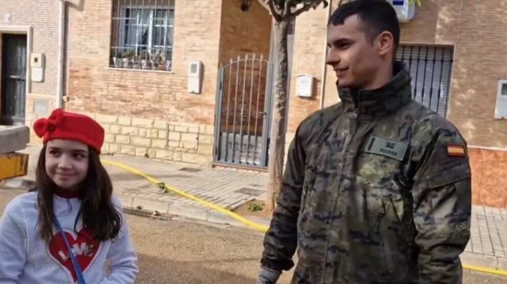  Una niña de Aldaia reparte polvorones a los militares movilizados por la dana 