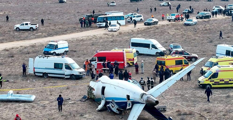  Un avión de pasajeros que viajaba de Azerbaiyán a Rusia se estrella en Kazajistán 