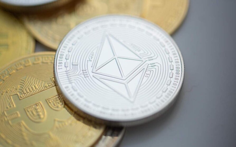  Archivo - FILED - 10 November 2023, Berlin: An Ethereum coin lies on top of Bitcoin coins. Photo: Fernando Gutierrez-Juarez/dpa - Fernando Gutierrez-Juarez/dpa - Archivo 