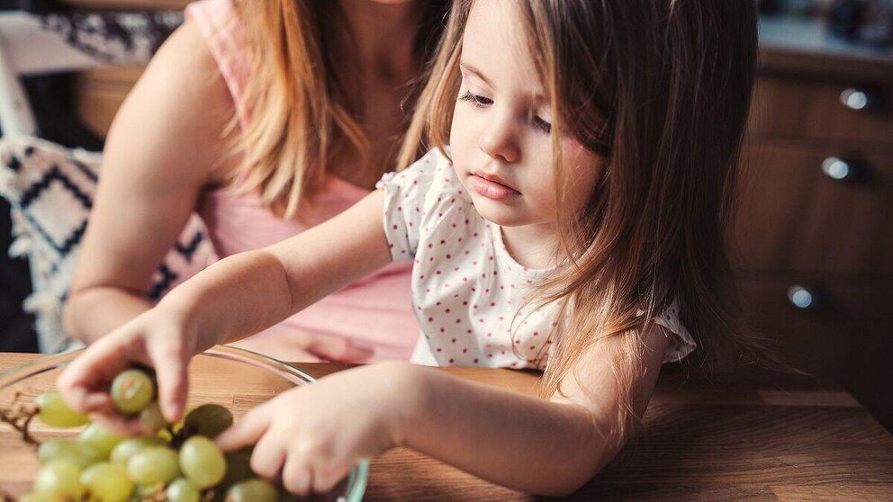  Expertos advierten que los niños menores de 5 años no deben comer uvas en Nochevieja 