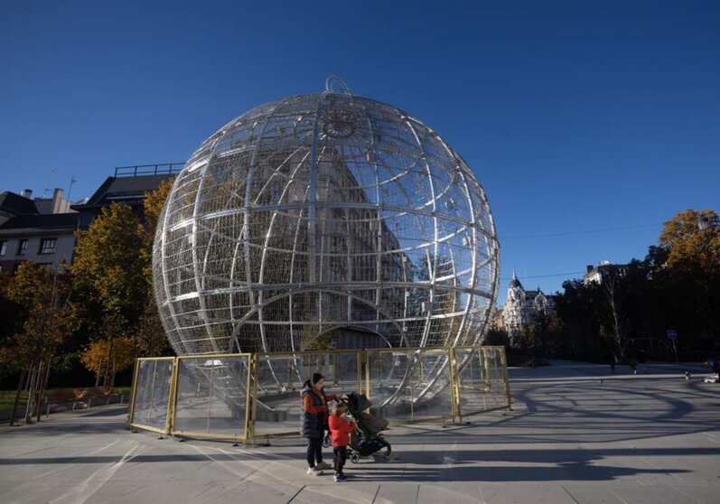  Archivo - Vistas de la gran bola de Navidad, situada en Plaza de España de Madrid, a 21 de noviembre de 2023, en Madrid (España). - Eduardo Parra - Europa Press - Archivo 