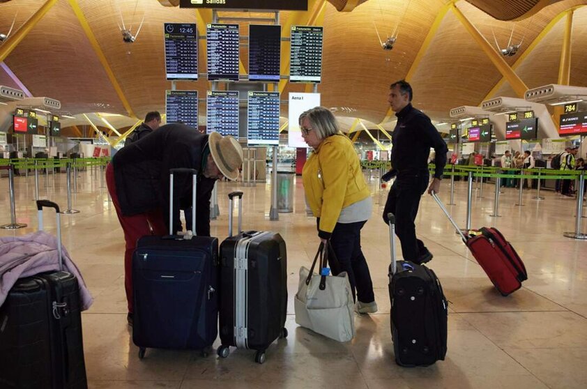  Archivo - Pasajeros en la zona de facturación de la Terminal 4 del Aeropuerto Adolfo Suárez Madrid- Barajas, en Madrid (España). - Jesús Hellín - Europa Press - Archivo 