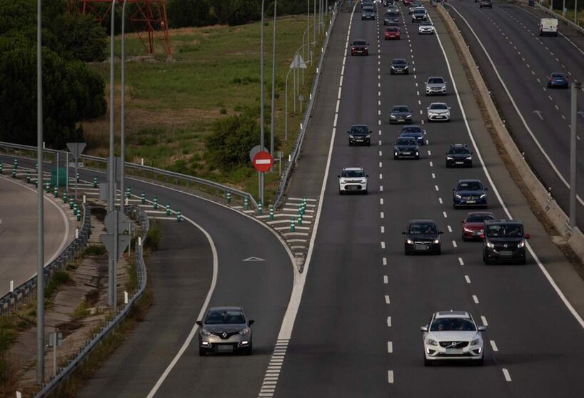  Archivo - Varios vehículos en una carretera - Alejandro Martínez Vélez - Europa Press - Archivo 