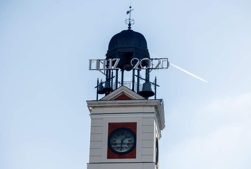  El cartel luminoso en el que se lee ‘Feliz 2025’ colocado para las Campanadas de Nochevieja, en la Puerta del Sol, a 28 de diciembre de 2024, en Madrid (España). El reloj de la Real Casa de Correos estrena esta Nochevieja el cartel luminoso que da la bien - Ricardo Rubio - Europa Press 