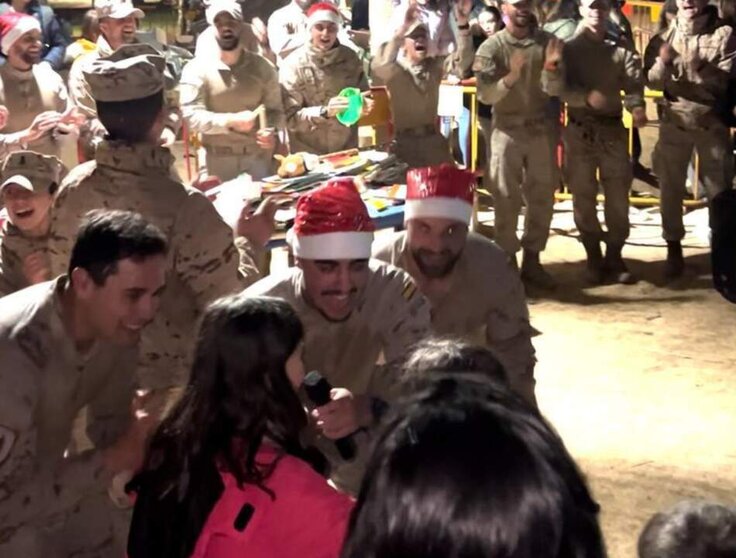  Militares de Cádiz llenan de espíritu navideño Catarroja con villancicos 