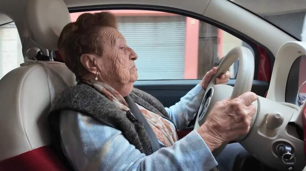  La Iaia Angeleta, la abuela que arrasa en redes y al volante a sus 93 años 