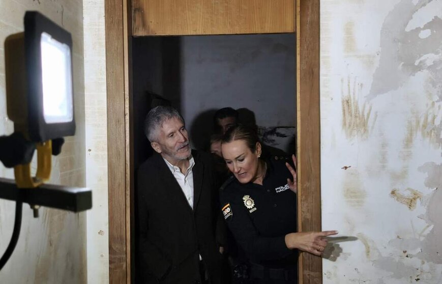  El ministro del Interior, Fernando Grande-Marlaska, durante su visita a instalaciones de Policía Nacional y Guardia Civil afectadas por la dana - MINISTERIO DEL INTERIOR 