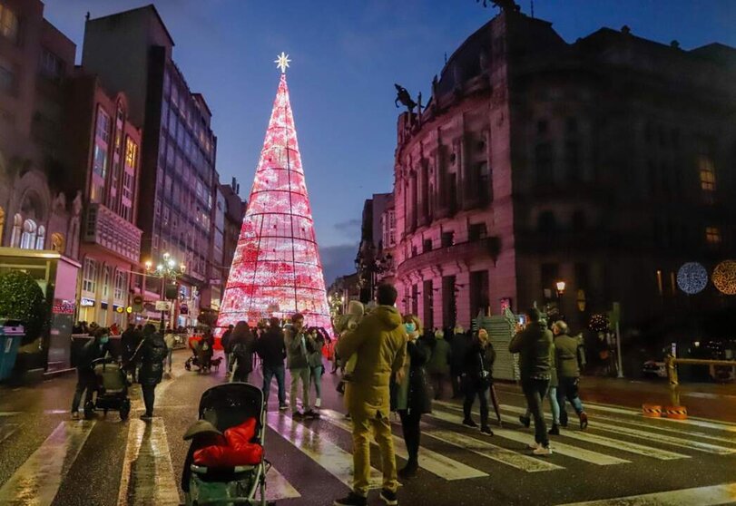  Archivo - Varias personas observan un árbol de Navidad - Marta Vázquez Rodríguez - Europa Press - Archivo 