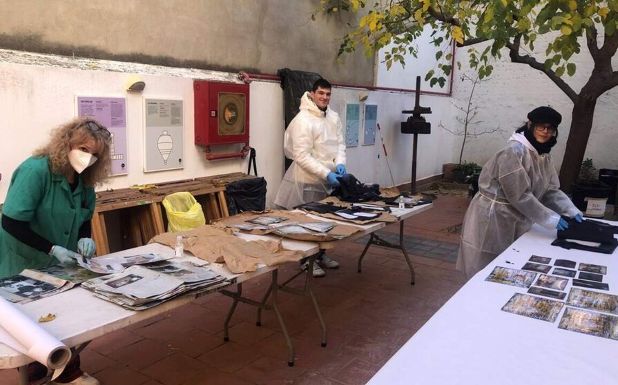  Voluntarios recuperando fotos dañadas por la dana - MANCOMUNITAT DE L'HORTA SUD 