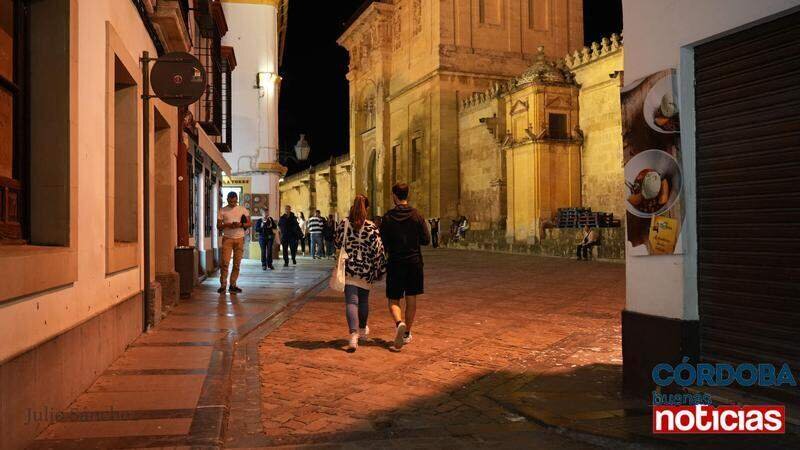  Gente caminando junto a la Mezquita. CBN 