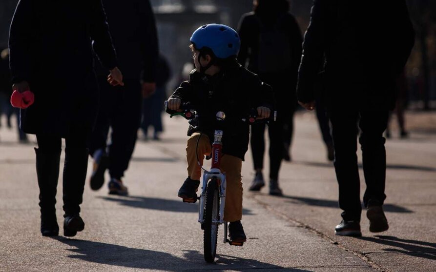  Archivo - Un niño pasea en su bicicleta en el parque del Retiro, a 25 de diciembre de 2022, en Madrid (España). - Alejandro Martínez Vélez - Europa Press - Archivo 