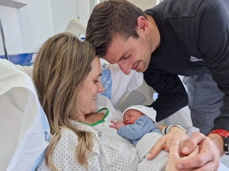  Ander Fernández, primer soriano de 2025, junto a sus padres. - DELEGACIÓN DE LA JUNTA EN SORIA. 