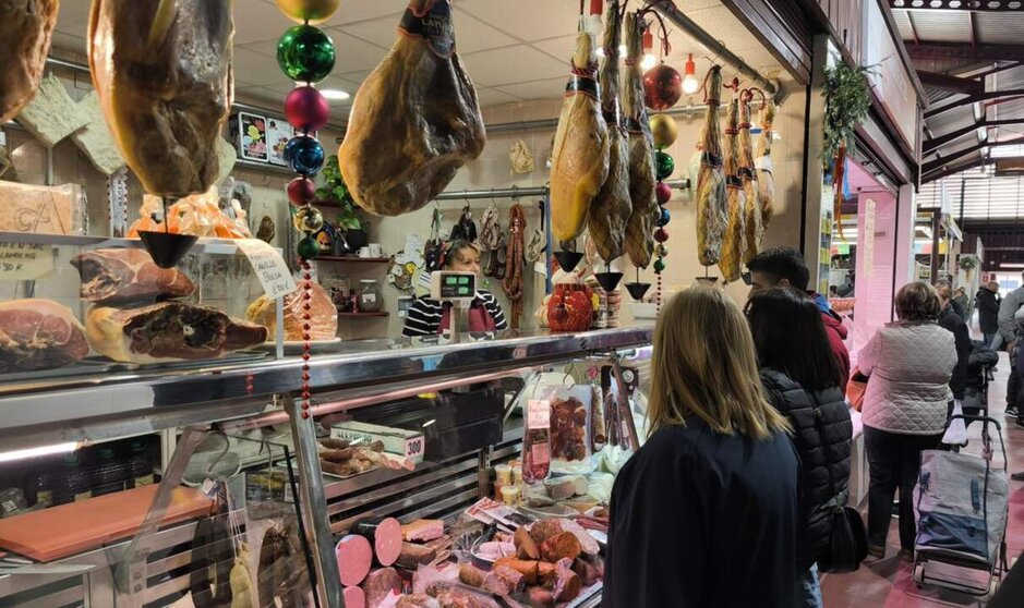  La delegada del Gobierno en la Comunitat Valenciana, Pilar Bernabé, en el mercado municipal de Aldaia (Valencia), afectado por la dana. - DELEGACIÓN GOBIERNO CV 