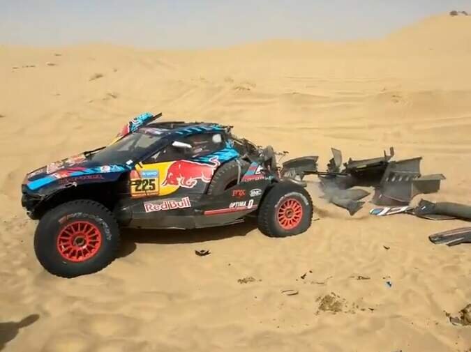  El coche de Carlos Sainz tras el accidente en el Dakar 