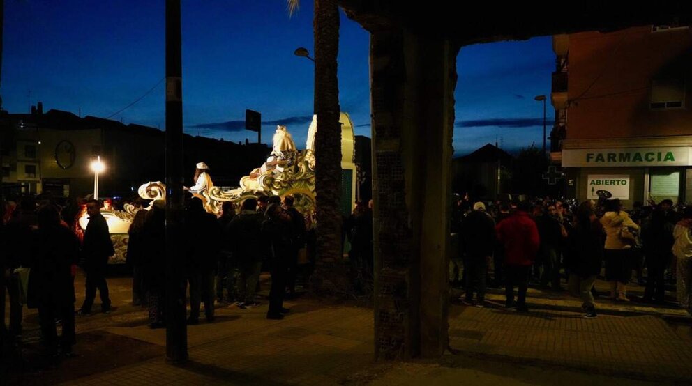  El pueblo y los voluntarios tras la dana, protagonistas de la Cabalgata de los Reyes Magos en Paiporta - EDUARDO MANZANA / EUROPA PRESS 