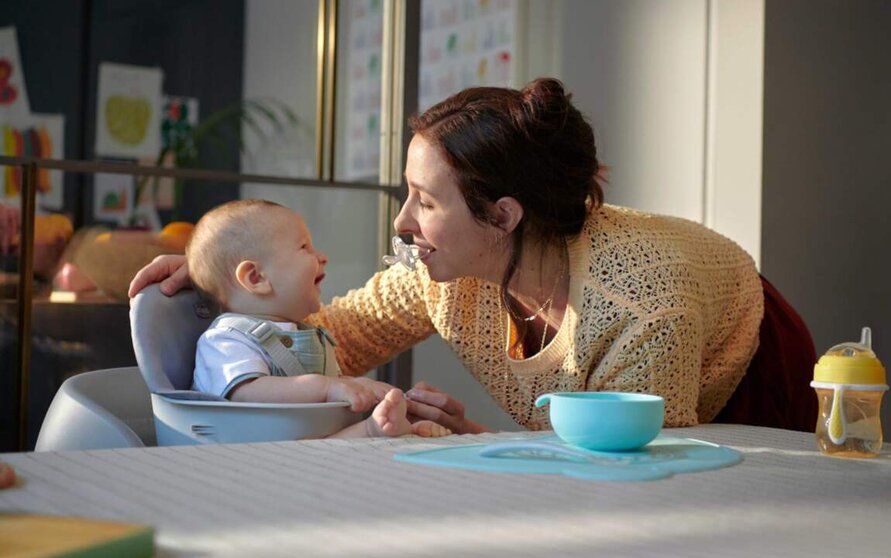  Una madre con su bebé. - CHICCO 