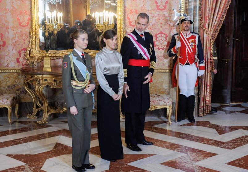  Archivo - (I-D) La Princesa Leonor, la Reina Letizia y el Rey Felipe VI durante la recepción en la Pascua Militar, en el Palacio Real, a 6 de enero de 2024, en Madrid (España). Es la primera vez que la Princesa Leonor asiste a la ceremonia de la Pascua Mi - Alejandro Martínez Vélez - Europa Press - Archivo 