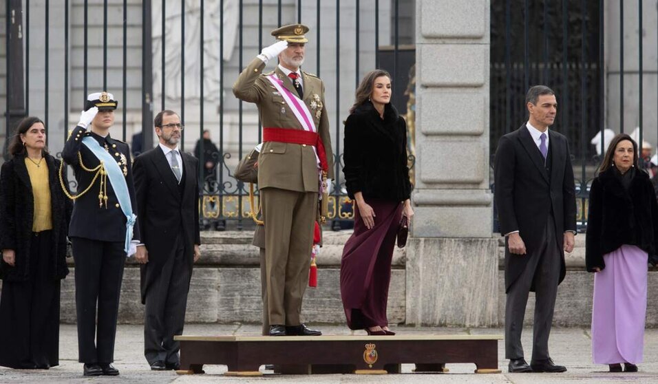  La princesa Leonor, el Rey Felipe VI, la Reina Letizia, el presidente del Gobierno, Pedro Sánchez, y la ministra de Defensa, Margarita Robles, durante la Pascua Militar, en el Palacio Real, a 6 de enero de 2025, en Madrid (España). . - Alejandro Martínez Vélez - Europa Press 