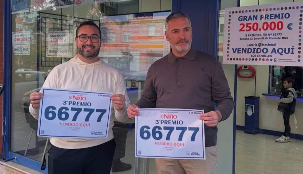  Jorge García y "Arzu" posan ante su administración de lotería de Montequinto para festejar su tercer premio del sorteo de El Niño - ADMINISTRACIÓN LOS CANDILES 