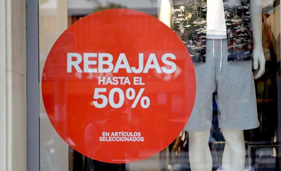  Un cartel en el escaparate de un comercio advierte de descuentos en el periodo de rebajas. 