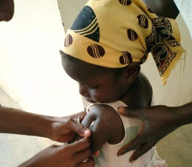  Archivo - Una niña en un centro de salud de Mozambique recibe una inyección de la vacuna contra la malaria - ISGLOBAL - Archivo 