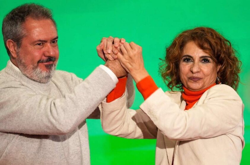  El secretario general del PSOE-A, Juan Espadas, y la vicepresidenta primera del Gobierno, María Jesús Montero, se saludan en el acto con militantes de la presentación de la precandidatura de Montero al liderazgo del PSOE andaluz, en Sevilla. - FRANCISCO J. OLMO/EUROPA PRESS 