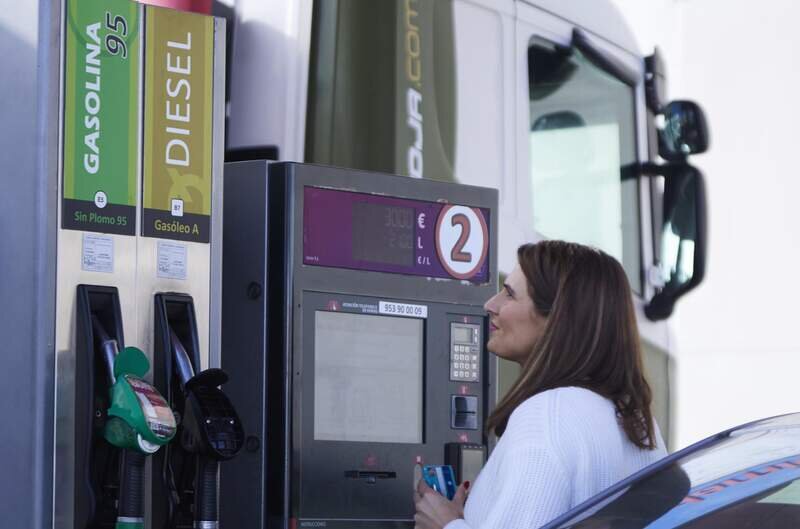  Una mujer paga en una gasolinera autoservicio tras la supresión de la bonificación de 0,20€ por el gobierno de España, a 3 de enero de 2023 en Sevilla (Andalucía, España). - Joaquin Corchero - Europa Press 