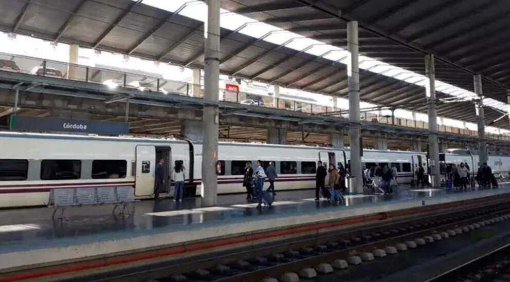  Archivo - Viajeros en la estación de trenes de Córdoba.<br>- RENFE - Archivo 