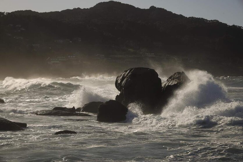  Oleaje en la costa, a 23 de diciembre de 2024, en Baiona, Pontevedra, Galicia (España). - Adrián Irago - Europa Press 