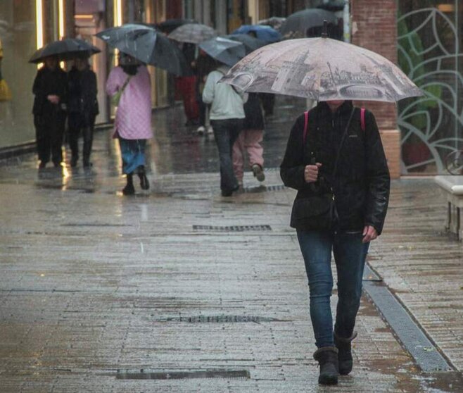  Archivo - Varias personas se protegen de la lluvia bajo sus paraguas. A 9 de febrero de 2024, en Sevilla (Andalucía, España). La borrasca 'Karlotta' activa avisos por lluvia, viento y oleaje en todas las provincias andaluzas. - María José López - Europa Press - Archivo 