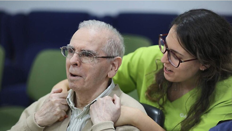  Cuidadora de un mayor aquejado de deterioro cognitivo. 